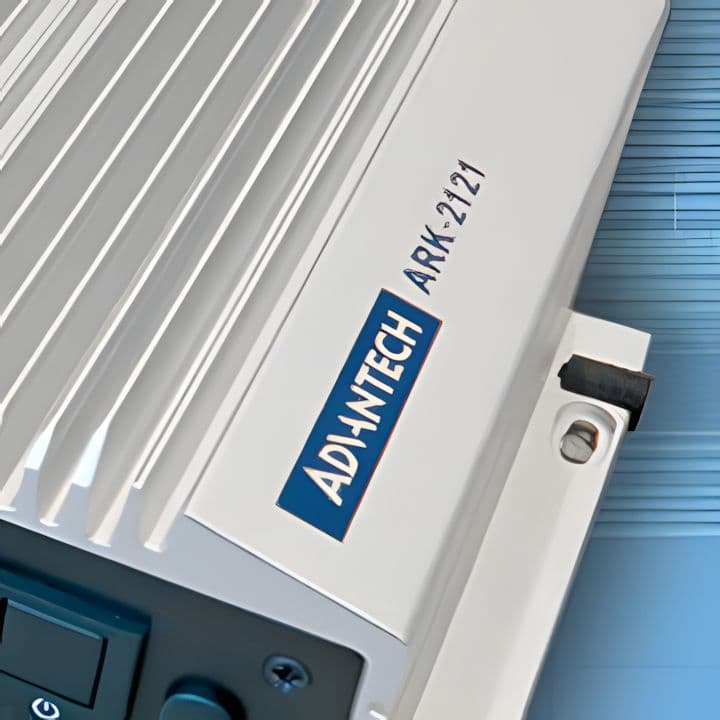 Laptop industrial marca Advantech siendo utilizada en un taller de soldadura y fabricación de piezas